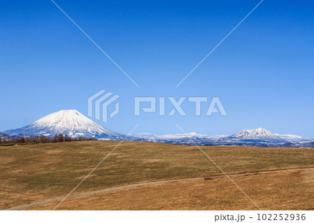 北海道洞爺湖町、丘の上から眺めた初春の羊蹄山と尻別岳【4月】 102252936