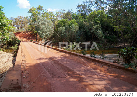 オーストラリア最北部、ケープ岬半島の道路橋 オーストラリア最北部、ケープ岬半島の道路橋 102253874