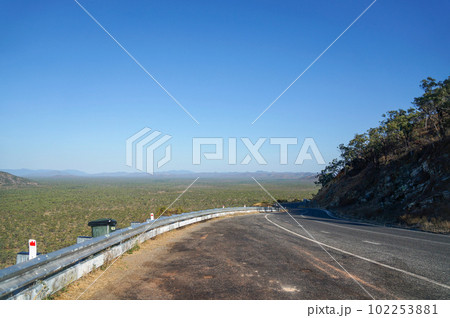 オーストラリアの広大な平原を見渡せるツーリング風景 オーストラリアの広大な平原を見渡せるツーリング風景 102253881
