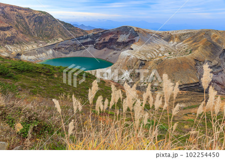 宮城_ススキ咲く秋の蔵王御釜の絶景 102254450