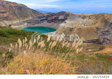 宮城_ススキ咲く秋の蔵王御釜の絶景 102254454