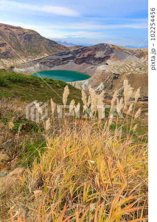 宮城_ススキ咲く秋の蔵王御釜の絶景 102254456