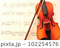 楽譜とミニチュアバイオリン 102254576