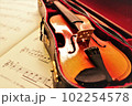 楽譜とミニチュアバイオリン 102254578