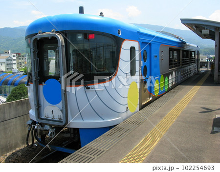奈半利駅に停車中の、土佐くろしお鉄道の阿佐線（ごめん・なはり線）特別仕様車「しんたろう号」 102254693