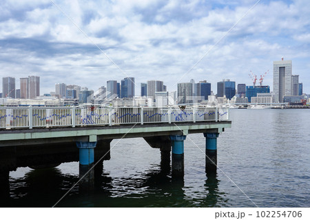 春の晴海ふ頭公園　明るい水産庁船舶専用桟橋 102254706