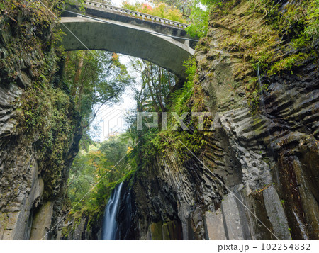 宮崎高千穂_真名井の滝と周辺の絶景 宮崎高千穂_真名井の滝と周辺の絶景 102254832