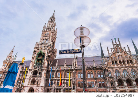 ミュンヘン マリエン広場の案内板と新市庁舎 ミュンヘン マリエン広場の案内板と新市庁舎 102254987
