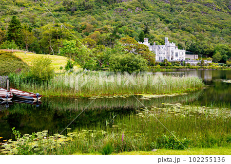 Kylemore Abbey with water reflections in Connemara, County Galway, Ireland, Europe. Benedictine monastery founded 1920 on the grounds of Kylemore Castle. Mainistir na Coille Moire 102255136