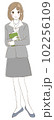 スーツの女性2023・全身 102256109