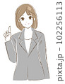 スーツの女性2023・指さし 102256113
