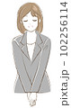 スーツの女性2023・お辞儀 102256114