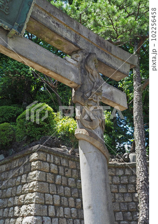品川神社の石鳥居の龍【東京都品川区】 102256458