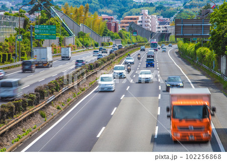 日本の横浜都市景観 東名高速道路の車の流れ。トラックも…＝5月3日（水）、GW5連休初日 102256868