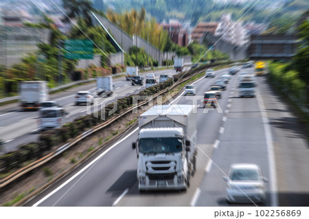日本の横浜都市景観 東名高速道路の車の流れ。トラックも…＝5月3日（水）、GW5連休初日 102256869
