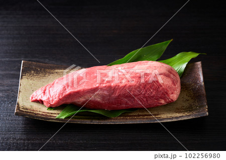 アメリカ産　皮むき牛タン　780g  102256980