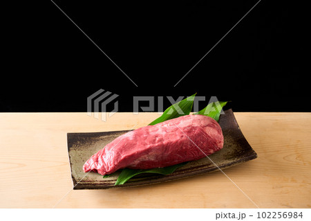 アメリカ産　皮むき牛タン　780g  102256984