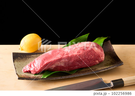 アメリカ産　皮むき牛タン　780g  102256986