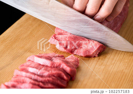 牛タンを包丁でカットする 牛タンを包丁でカットする 102257183