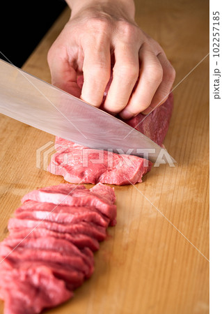 牛タンを包丁でカットする 102257185