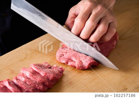 牛タンを包丁でカットする 牛タンを包丁でカットする 102257186