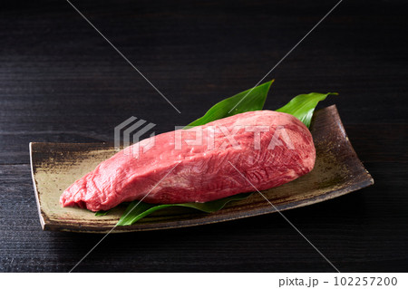 アメリカ産　皮むき牛タン　780g  102257200