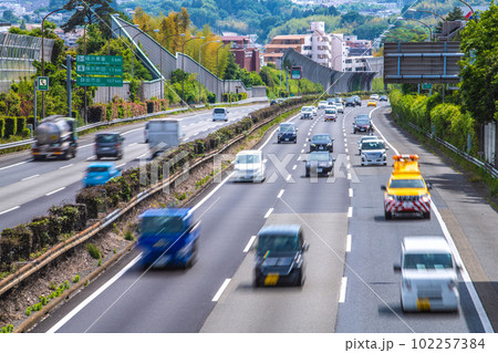 日本の横浜都市景観 東名高速道路の車の流れ=5月3日(水)、GW5連休初日 日本の横浜都市景観 東名高速道路の車の流れ=5月3日(水)、GW5連休初日 102257384