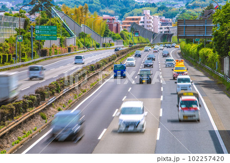 日本の横浜都市景観 東名高速道路の車の流れ=5月3日(水)、GW5連休初日 日本の横浜都市景観 東名高速道路の車の流れ=5月3日(水)、GW5連休初日 102257420
