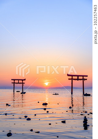 満潮時の大魚神社の海中鳥居と日の出　佐賀県太良町 102257463