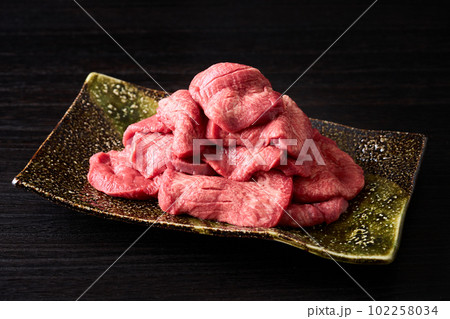 皿に盛り付けたアメリカ産牛タンスライス 500g 皿に盛り付けたアメリカ産牛タンスライス 500g 102258034