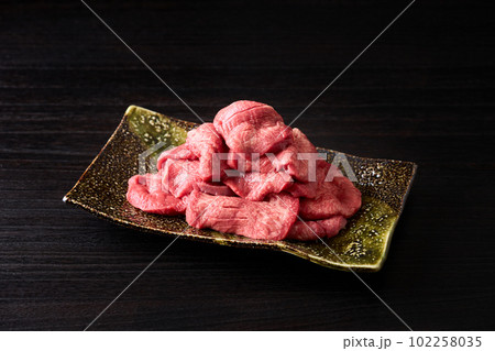 皿に盛り付けたアメリカ産牛タンスライス 500g 皿に盛り付けたアメリカ産牛タンスライス 500g 102258035