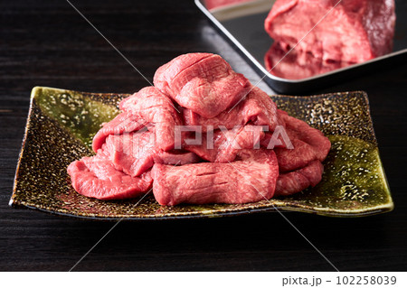 皿に盛り付けたアメリカ産牛タンスライス　500g 102258039