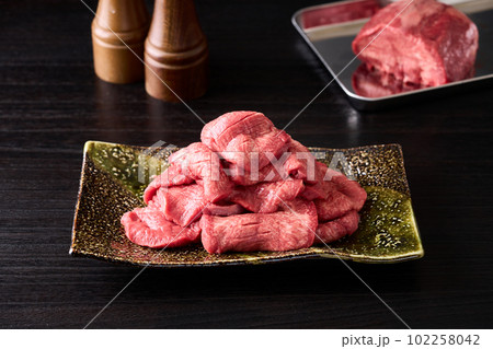 皿に盛り付けたアメリカ産牛タンスライス　500g 102258042