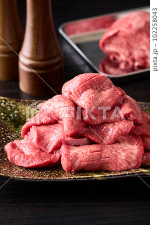 皿に盛り付けたアメリカ産牛タンスライス　500g 102258043