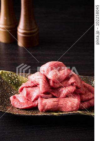 皿に盛り付けたアメリカ産牛タンスライス　500g 102258045