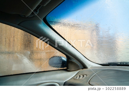 オーストラリアの無料の洗車機で車を洗う光景 オーストラリアの無料の洗車機で車を洗う光景 102258889