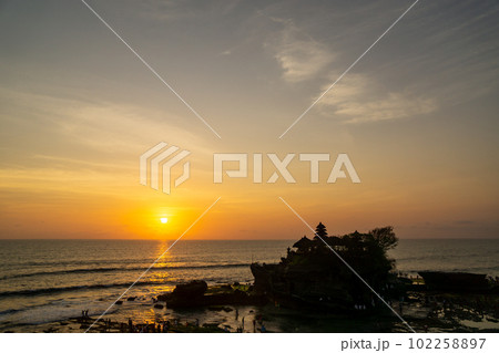 世界三大夕日スポットの一つ、海に浮かぶ神秘的なタナロット寺院のシルエット 世界三大夕日スポットの一つ、海に浮かぶ神秘的なタナロット寺院のシルエット 102258897