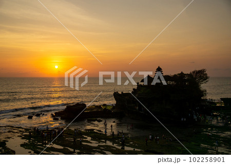 タナロット寺院の美しい夕暮れ タナロット寺院の美しい夕暮れ 102258901