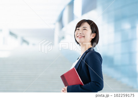 オフィスで働く若いビジネスウーマン オフィスで働く若いビジネスウーマン 102259175
