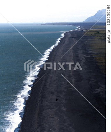 The Endless Black Beach along Iceland's southern coastline. High quality photo	 102259294