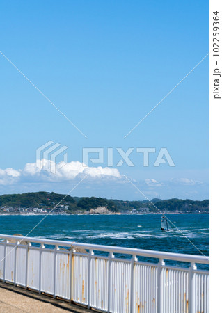 【神奈川県】青空が広がる江ノ島の海岸 102259364