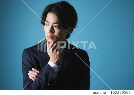 スーツの男性 102259560