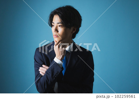 スーツの男性 102259561