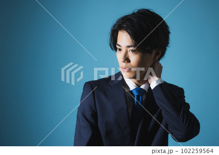 スーツの男性 102259564