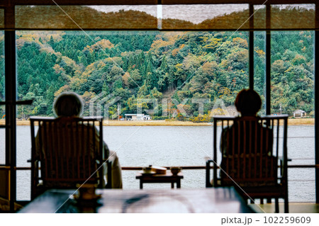 【#老夫婦】窓際の椅子に並んで腰掛ける老夫婦 【#老夫婦】窓際の椅子に並んで腰掛ける老夫婦 102259609