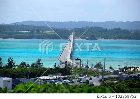 沖縄　古宇利島から美しい海と古宇利大橋を望む 102259752