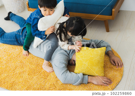 子供と遊んで大変なお父さん 子供と遊んで大変なお父さん 102259860