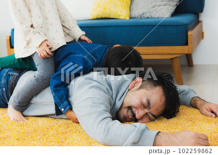 子供と遊んで大変なお父さん　　 102259862