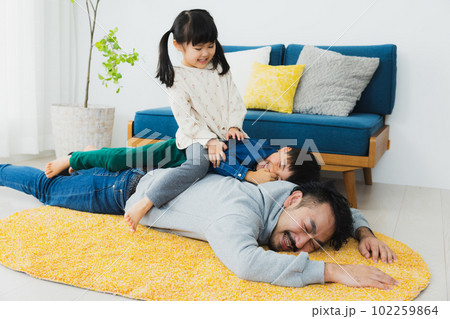 子供と遊んで大変なお父さん 子供と遊んで大変なお父さん 102259864