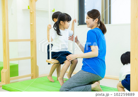 うんていをする子供 うんていをする子供 102259889